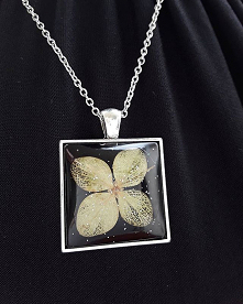 Kwiat hortensji zatopiony w kwadracie żywicy,  oprawa w kolorze srebra, łańcuszek w kolorze srebra #hortensia #hortensien #resin #resinlovecommunity #epoxyart #biżuteriazżywicye...