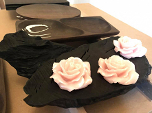 Misy, miseczki, deski i deseczki wszystkie wykonane z czarnego dębu.