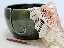 Ceramiczna miska na włóczkę, ręcznie toczona na
kole garncarskim, wycinana, szkliwiona. Yarn bowl, garncarstwo-wadowice
Dodała Joanna