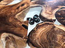 Zachwycający blat z zatopionymi motylami