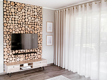 Beżowe zasłony na złotych k...