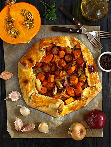 Rustykalna tarta z dynią i wiejską kiełbasą