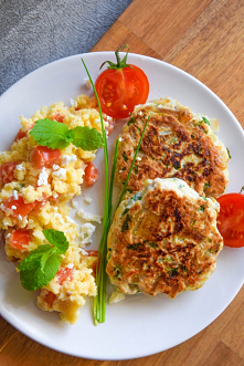 Burgery z indyka i cukinii z sałatką z kaszy jaglanej. Przepis po kliknięciu w zdjęcie.