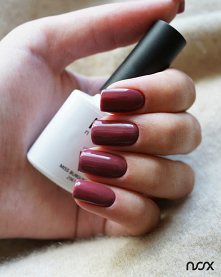 Miss Burgundii to lakier hybrydowy w kolorze burgundowym, który jest nieodłącznym elementem jesiennych stylizacji. Jego kobieca i zarazem elegancka barwa jest na tyle uniwersaln...