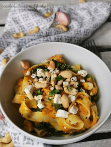 Pyszny makaron tagliatelle z kremowym sosem dyniowym i indykiem. Pomysł na szybki jesienny obiad.