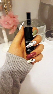 Dobry wieczór. Dawno nie wrzucałam postu o paznokci.  Szczerze Wam powiem, że nie miałam pomysłu. Ale nie dawno... Bo wczoraj wieczorem testowałam nowe kolory i naklejki z NEONA...