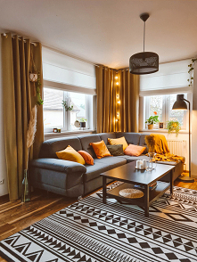 Przytulny salon z dodatkami z NASZE DOMOWE PIELESZE:
oliwkowe zasłony
białe rolety rzymskie
poszewki na poduszki w kolorze musztardowym
drabinka - regał Naturalna Danusia