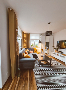 Przytulny salon z dodatkami z NASZE DOMOWE PIELESZE:
oliwkowe zasłony
białe rolety rzymskie
poszewki na poduszki w kolorze musztardowym
drabinka - regał Naturalna Danusia