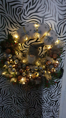 #wianek #świąteczny #z #krasnalem #bombki #ozdoby #wstążki #światełka #sweterek #święta #wesołych #świąt ///wykonuje różnego rodzaju stroiki świąteczne , wianki, domki ,wioseczk...