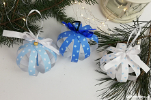 Tutorial ukazujący sposób powstawania bombki z wykorzystaniem pasków papieru ;)