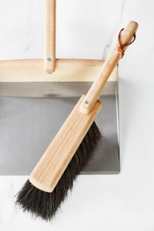Czy wiesz, gdzie można kupić drewniane szczotki do mycia naczyń, które odpowiednio zadbają o stan Twojej podłogi? W White House Design!