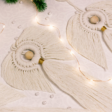 Świąteczna ozdoba w postaci aniołków wykonanych z bawełnianego sznurka.