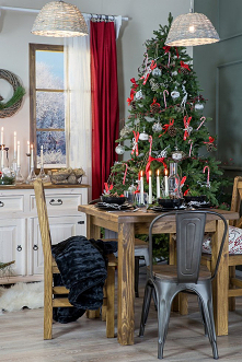 Czerwona choinka w jadalni z drewnianą komodą oraz stołem z krzesłami z litego drewna sosnowego.
#meblewoskowane #drewno #mebledrewniane #sypialnia #wnętrza #aranażacje #święta ...