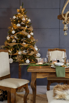 Choinka w jadalni ze stołem z krzesłami oraz ławą tapicerowaną z litego drewna sosnowego z kolekcji Cauntry.
#meblewoskowane #drewno #mebledrewniane #sypialnia #wnętrza #aranaża...