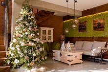 Choinka w stylu naturalnym w salonie z drewnianą skrzynią z litego drewna sosnowego.
#meblewoskowane #drewno #mebledrewniane #sypialnia #wnętrza #aranażacje #święta #bożenarodze...