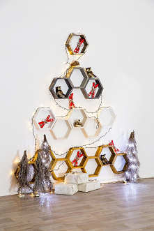 Choinka w stylu nowoczesnym z półek heksagonów z litego drewna sosnowego.
#meblewoskowane #drewno #mebledrewniane #sypialnia #wnętrza #aranażacje #święta #bożenarodzenie #dekora...