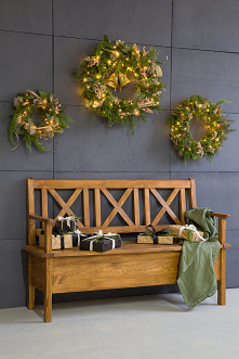 Woskowana ławka z oparciem z litego drewna sosnowego na balkon, taras lub do ogrodu w świątecznej aranżacji.
#meblewoskowane #drewno #mebledrewniane #salon  #meblezdrewna #wnętr...