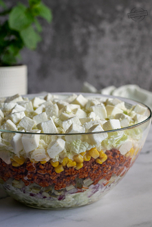 Warstwowa sałatka z mięsem mielonym