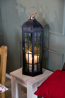 Meble rustykalne z litego drewna sosnowego w blasku świec.
#meblewoskowane #drewno #mebledrewniane #salon  #meblezdrewna #wnętrza #aranażacje #święta #bożenarodzenie #dekoracje ...