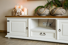 Meble rustykalne z litego drewna sosnowego w blasku świec. Szafka RTV woskowana w kolorze antycznej bieli. Dostępna na stronie internetowej.
#meblewoskowane #drewno #mebledrewni...