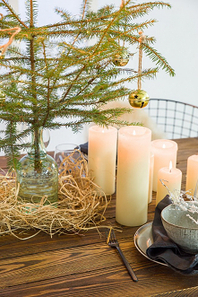 Rustykalne meble woskowane w blasku świec. Stół jadalniany z litego drewna sosnowego strukturyzowanego z kolekcji Cauntry.

#meblewoskowane #drewno #mebledrewniane #salon #meble...