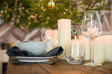 Rustykalne meble woskowane w blasku świec. Stół jadalniany z litego drewna sosnowego strukturyzowanego z kolekcji Cauntry.

#meblewoskowane #drewno #mebledrewniane #salon #meble...