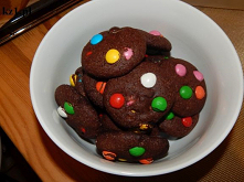 Ciasteczka czekoladowe z kolorowymi cukierkami.