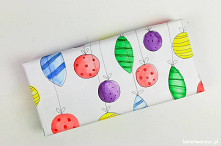 Tutorial ukazujący sposób wykonania papieru prezentowego z motywem bombek i prezentów ;)