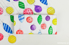 Tutorial ukazujący sposób wykonania papieru prezentowego z motywem bombek i prezentów ;)