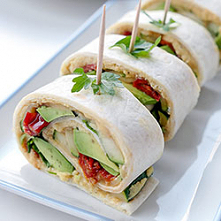 ROLADKI Z TORTILLI Z GRILLOWANĄ CUKINIĄ, AWOKADO I HUMMUSEM