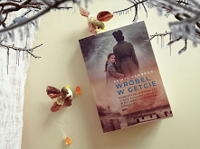 "Wróbel w getcie" - Kristy Cambron
Nadzieja odlatuje ostatnia, gdy więzy rodzinne są silniejsze od strachu.