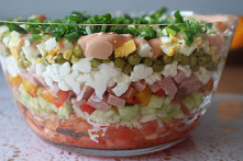 Sałatka warstwowa z serkiem wiejskim