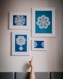 Delikatne obrazki z koronkowymi serwetkami w roli głównej do wykonania w trzech prostych krokach opisanych w linku po kliknięciu na zdjęcie