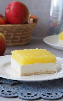 Sernik z musem jabłkowym.
Za oknami szaro, buro. Do wiosny daleko i często tęskni się nam za jasnymi, słonecznymi dniami, dlatego proponuję Państwu sernik bez pieczenia z musem ...