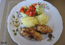 Roladki warzywno-serowe z ziemniakami i świeżą sałatką. Jak zrobić roladki drobione z warzywami i serem.