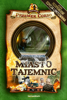 Raz na jakiś czas lubię wrócić do dobrych przygodówek. Pamiętam jak pochłaniał mnie Nienacki czy Niziurski albo Musierowicz czy Ożogowska. Pamiętam jak siadałam po szkole w fote...