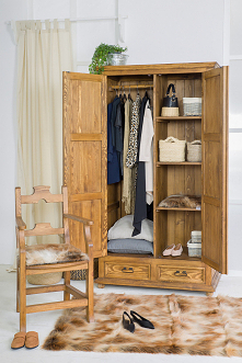 Trwa moda na Sheepskin, trend wnętrzarski, zgodnie
z którym dekorujemy wnętrza owczymi skórami, oczywiście sztucznymi. #meblewoskowane #drewno #meble #drewniane #vintage #salon ...