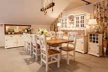 Meble drewniane do jadalni w kolorze białej patyny z ciemniejszymi, ekspozycja blatami meble-woskowane.com.pl