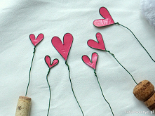 Tutorial ukazujący sposób wykonania ślicznego serca z wykorzystaniem drutu, kleju i lakieru do paznokci ;)
