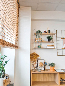 Półka Grażynka w nowej wersji - z bialym stelażem.

Ręcznie robiona, wysokiej jakości półka ścienna z Nasze Domowe Pielesze