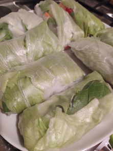 Pyszna i lekka przekąska spring rollsy papier ryżowy, sałata lodowa, biała rzodkiewka, papryka, marchewka, świeży ogórek, por i avokado #szybka przekąska#warzywa