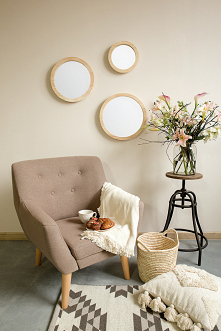 Fotel tapicerowany, kwietnik woskowany z litego drewna sosnowego.Lusra drewniane okrągłe w drewnianej ramie.#Dom #Dodatki #Kwiaty #Meble #Stylizacja #Salon #Wiosna #Wystrójwnętr...