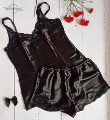 Satynowa piżamka z koronką Delfina
Dostępna w sklepie zmyslowakraina.pl