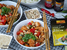 Kurczak z orzeszkami w sosie miodowo-sojowym