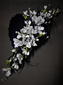 Nowoczesny stroik na cmentarz serce z białymi magnoliami od totaldeco.pl