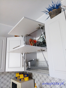 Wygodne miejsce na pokrywki i deski...