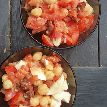 Przepis na zdrową sałatkę z ciecierzycą i jajkiem. Na izamisztal.pl