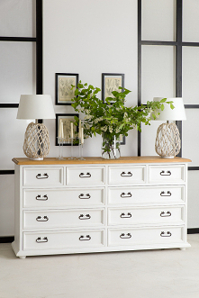 Biała duża drewniana komoda z litego drewna sosnowego do salonu.
#Meble #Dom #Salon #Wiosna #Wystrójwnętrz  #Wnętrze #komoda #Sypialnia #Beautiful #Kwiaty #Pomysły