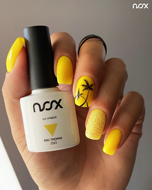 Jak wakacje to i palemki! Przed Wami Riki Tropiki w pełnej okazałości, okraszony odrobiną żółtego Rainbow Glitter oraz czarującymi wzorkami namalowanymi Czarną Perłą! 