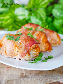 Kurczak zapiekany w boczku